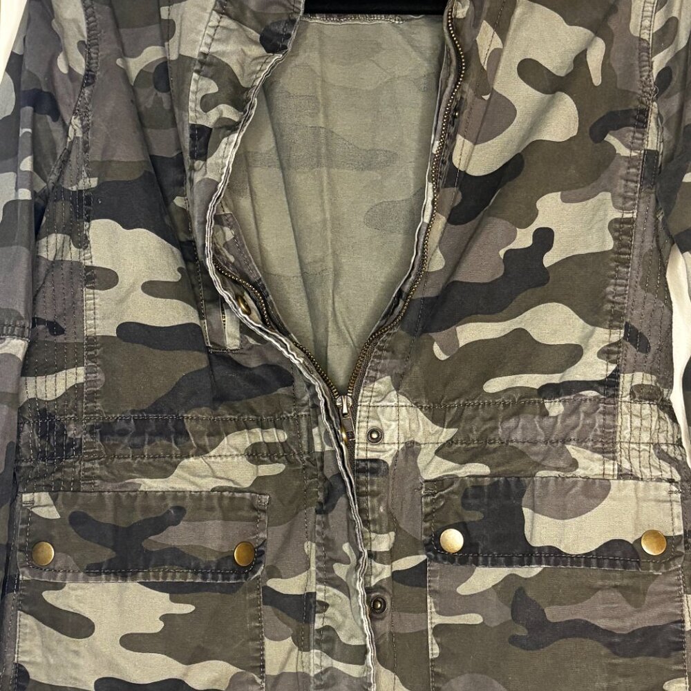 265. Love Tree Green Camo Zip-Up Jacket | Size Large | Casual Lightweight Hoodie - Picture 5 of 6